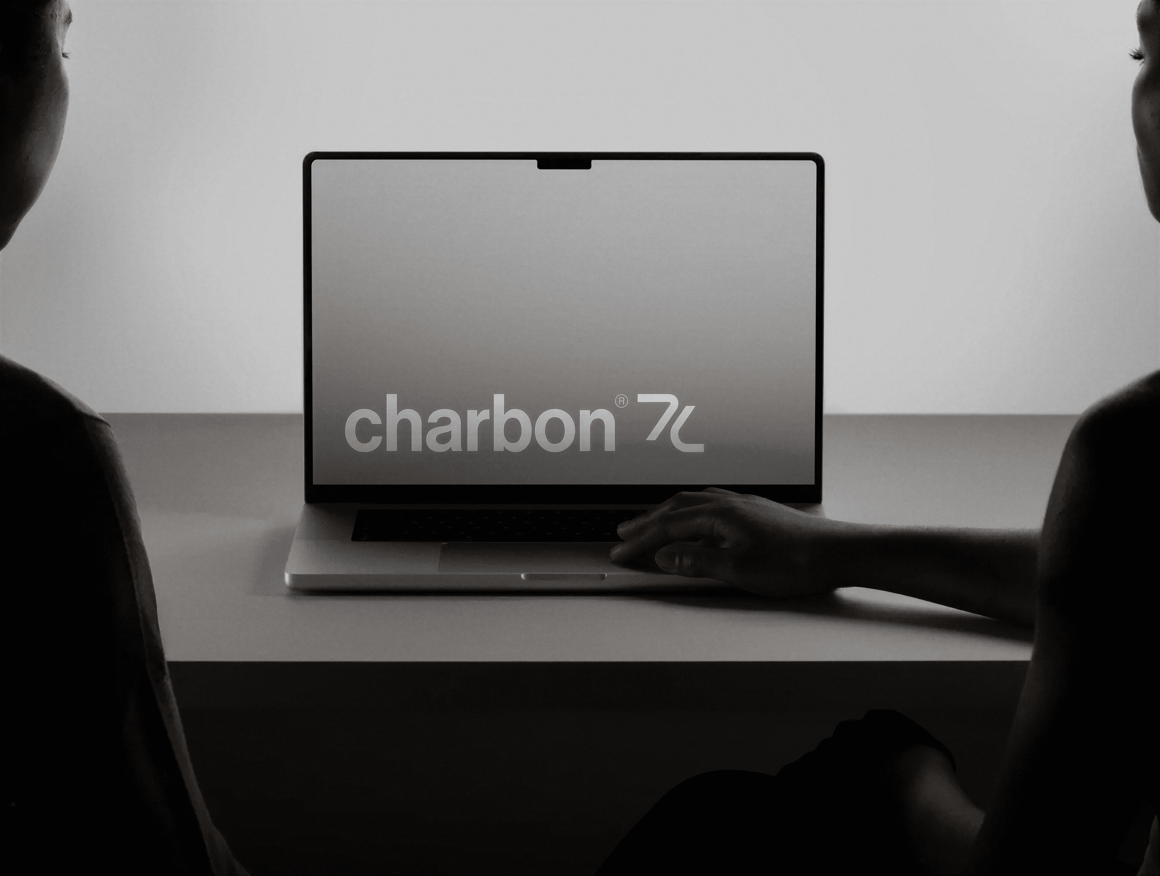 Image Cover - Ordinateur portable mac book le charbon